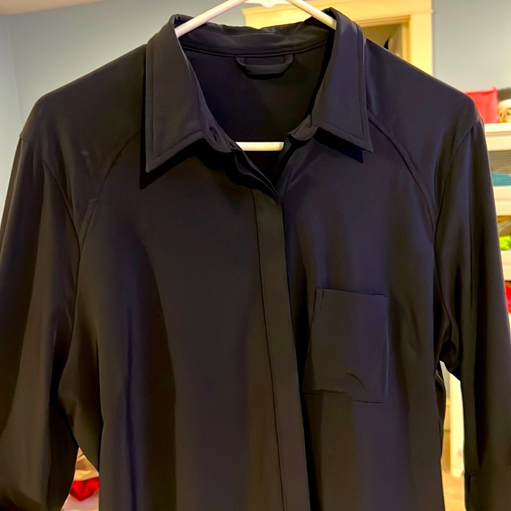 Beautiful Lululemon black with stretch button up dress blouse 6
